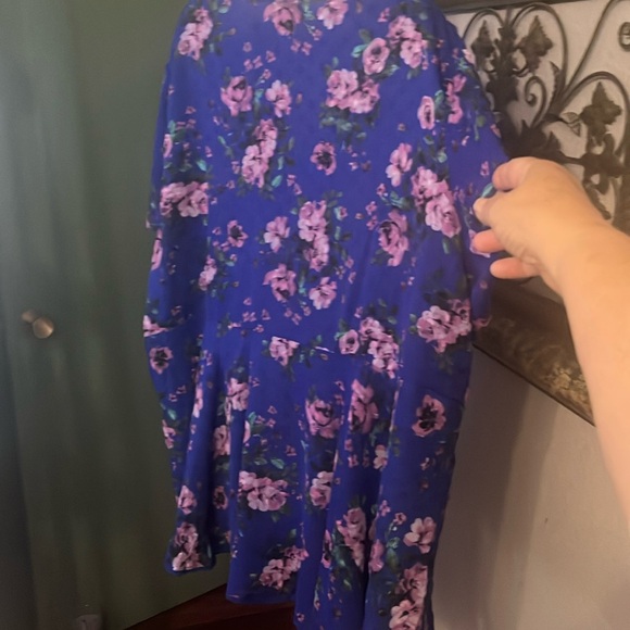 Torrid Top Blue Floral Short Sleeve Lace Trim/ Peplum NWOT Sz 5 - Picture 7 of 13